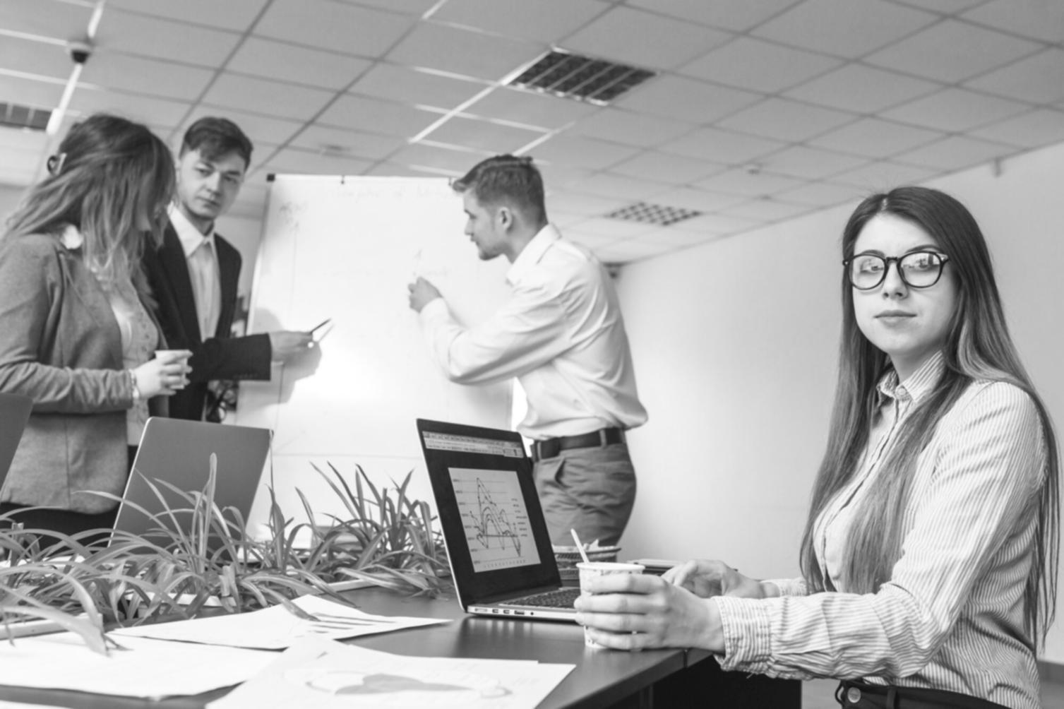 jurelsixabuola Team bei der Arbeit an Finanzmodellen